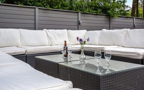 Annelisa - 200M to the Fjord: Meubilair, Interieur Ontwerp, Flooring, Hout, Verdieping, Plafond, Houten Vloer, Stoel, Tafel, Verlichting