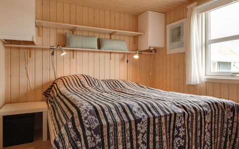 Eunike - 220M from the Sea: Hout, Interieur Ontwerp, Flooring, Verdieping, Slaapkamer, Meubilair, Bed, Plafond, Kamer, Beits