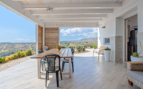 Orizzonte Holidays: Tableware, Lucht, Tafel, Eigendom, Fabriek, Meubilair, Gebouw, Wolk, Dishware, Kop
