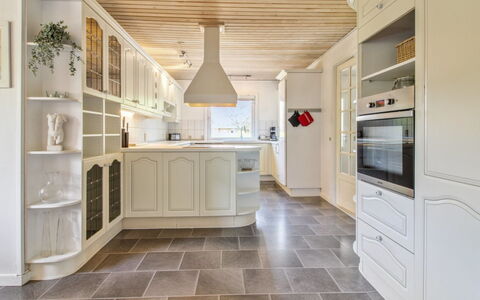 Aku - 24Km from the Sea: Flooring, Interieur Ontwerp, Verdieping, Meubilair, Hout, Plafond, Keuken, Countertop, Cabinetry, Lichte Inrichting