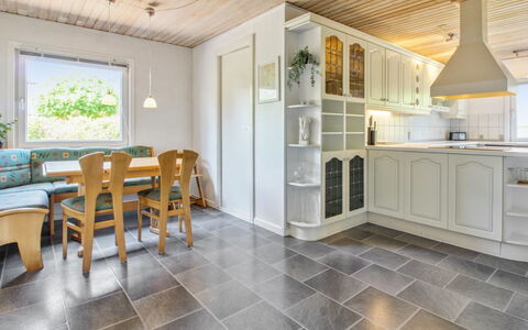 Aku - 24Km from the Sea: Flooring, Hout, Verdieping, Interieur Ontwerp, Plafond, Houten Vloer, Tegel, Beits, Hardwood, Keuken