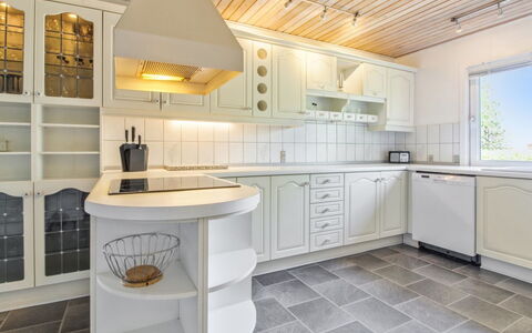 Aku - 24Km from the Sea: Flooring, Interieur Ontwerp, Keuken, Hout, Cabinetry, Plafond, Verdieping, Countertop, Meubilair, Lichte Inrichting