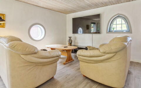 Aku - 24Km from the Sea: Interieur Ontwerp, Flooring, Muur, Meubilair, Hout, Verdieping, Bankstel, Plafond, Woonkamer, Houten Vloer