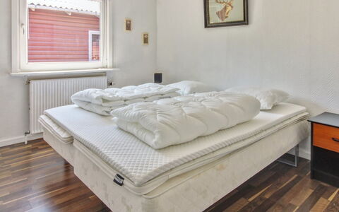 Aku - 24Km from the Sea: Bed, Meubilair, Slaapkamer, Verdieping, Hout, Laken, Flooring, Bedding, Interieur Ontwerp, Linens