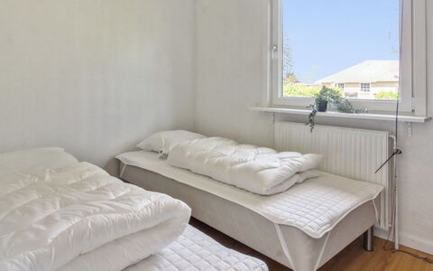 Aku - 24Km from the Sea: Bed, Slaapkamer, Verdieping, Meubilair, Hout, Laken, Bedding, Interieur Ontwerp, Flooring, Kamer