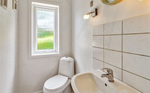 Aku - 24Km from the Sea: Muur, Flooring, Loodgieterswerkinrichting, Verdieping, Plafond, Interieur Ontwerp, Badkamer, Verlichting, Loodgieter, Kamer