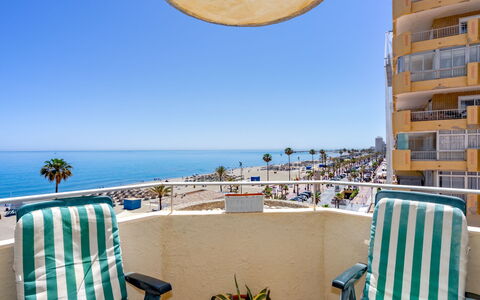 Fuengirola Beach View: Tafel, Fabriek, Gebouw, Lucht, Wolk, Hout, Veranda, Schaduw, Interieur Ontwerp, Stoel