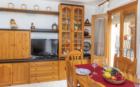 Castell: Cabinetry, Meubilair, Eigendom, Tafel, Hout, Interieur Ontwerp, Plank, Keuken, Stellingen, Woonkamer