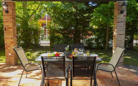Toscana: Meubilair, Stoel, Tafel, Buitenmeubels, Keuken En Eettafel, Buitentafel, Restaurant, Schaduw, Backyard, Tuin