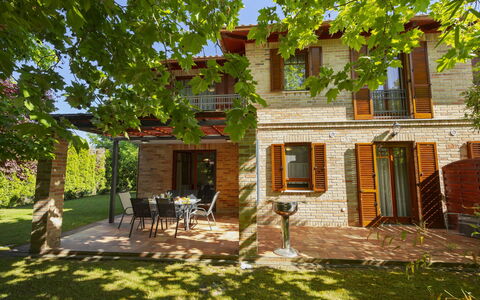 Toscana: Huis, Huis, Woongebied, Architectuur, Deur, Verblijf, Landgoed, Gazon, Tuin, Schaduw