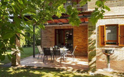 Toscana: Hout, Huis, Steen, Huis, Meubilair, Deur, Verblijf, Schaduw, Tuin, Stoel