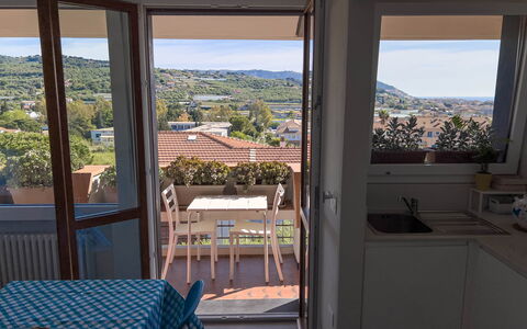 Appartamento La Castellana: Eigendom, Lucht, Tafel, Azure, Gebouw, Venster, Schaduw, Interieur Ontwerp, Hout