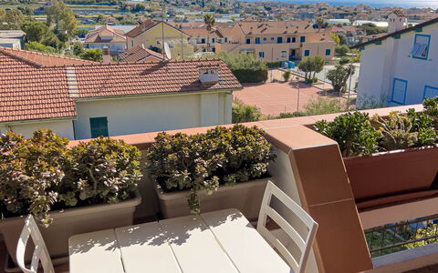 Appartamento La Castellana: Lucht, Fabriek, Eigendom, Gebouw, Wolk, Schaduw, Buitenmeubels, Architectuur, Interieur Ontwerp, Tafel