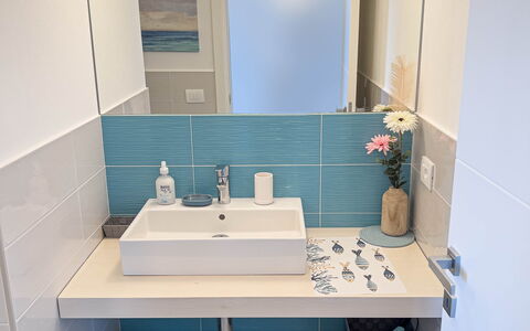 Appartamento La Castellana: Spiegel, Kraan, Wastafel, Loodgieterswerkinrichting, Wastafel In De Badkamer, Gebouw, Badkamer, Interieur Ontwerp, Hout, Flooring