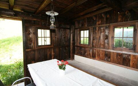 Tom: Fabriek, Tafel, Eigendom, Venster, Meubilair, Gebouw, Bloem, Hout, Interieur Ontwerp, Stoel