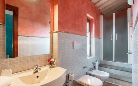 Villa Morellino: Spiegel, Kraan, Loodgieterswerkinrichting, Wastafel, Eigendom, Wastafel In De Badkamer, Badkamer, Hout, Architectuur, Interieur Ontwerp
