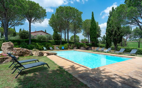 Villa Morellino: Water, Fabriek, Lucht, Wolk, Zwembad, Boom, Natuur, Gebouw, Buitenmeubels, Schaduw