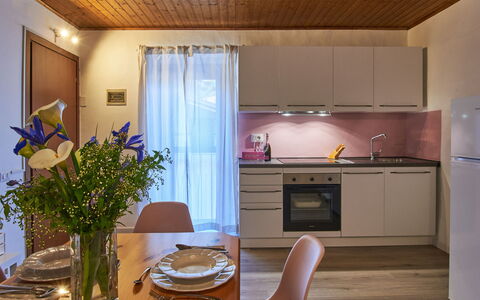 Ca' Dolce Osteno: Tafel, Eigendom, Meubilair, Lucht, Fabriek, Gebouw, Stoel, Azure, Wolk, Schaduw