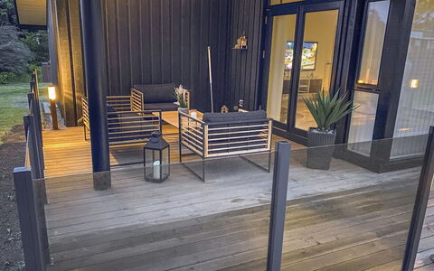 Telma - 200M from the Sea: Hout, Flooring, Verdieping, Houten Vloer, Veranda, Hardwood, Dek, Beits, Plank, Schaduw