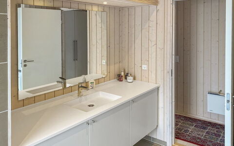 Telma - 200M from the Sea: Flooring, Loodgieterswerkinrichting, Muur, Interieur Ontwerp, Wastafel In De Badkamer, Verdieping, Hout, Wastafel, Badkamerkast, Badkamer