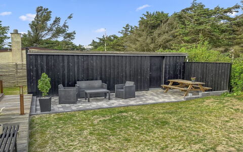 Telma - 200M from the Sea: Hout, Tuin, Backyard, Hardwood, Plank, Beton, Werf, Landscaping, Schaduw, Buitenmeubels