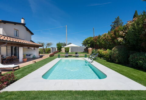 Villa Di Pillo: Fabriek, Lucht, Water, Eigendom, Boom, Vrije Tijd, Wolk, Zwembad, Gras, Woongebied