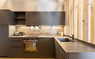 Mit Balkon 900.7: Cabinetry, Countertop, Eigendom, Gootsteen, Wastafel, Fornuis, Keuken, Toestel Van De Keuken, Flooring, Hout