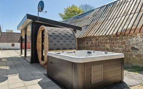 Hidde - 200M from the Sea: Flooring, Interieur Ontwerp, Hout, Verdieping, Trap, Plafond, Beits, Houten Vloer, Hardwood, Leuning