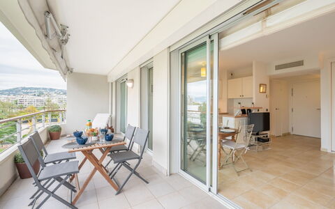 Cannes 535: Meubilair, Tafel, Gebouw, Stoel, Venster, Hout, Flooring, Schaduw, Verdieping, Veranda