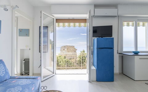 La Fortezza: Wolk, Fabriek, Lucht, Eigendom, Gebouw, Venster, Boom, Land Lot, Tafel, Huis