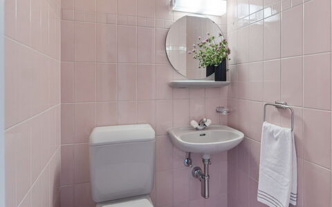 Porta: Fabriek, Loodgieterswerkinrichting, Wastafel, Kraan, Eigendom, Spiegel, Wastafel In De Badkamer, Badkamer, Purper, Bloem