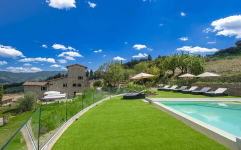 La Torre Di Panzano: Wolk, Lucht, Fabriek, Water, Gebouw, Natuurlijk Landschap, Zwembad, Gras, Boom, Arecales