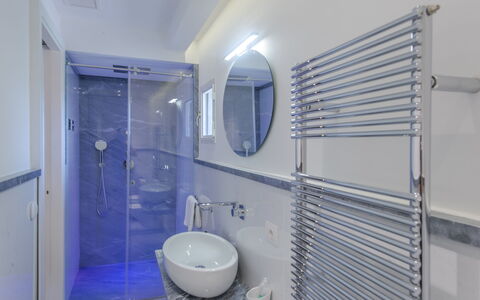 La Torre Di Panzano: Loodgieterswerkinrichting, Gebouw, Spiegel, Toilet, Purper, Badkamer, Kraan, Huis, Wastafel, Wc Bril