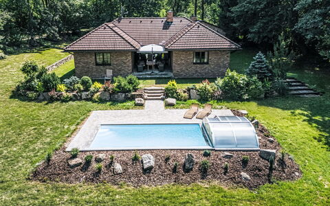 Kunějov: Zwembad, Struik, Tuin, Dak, Land Lot, Landgoed, Landscaping, Verblijf, Boerderij