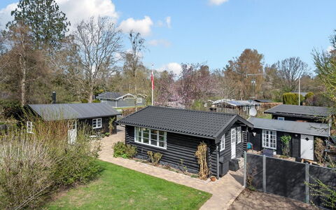 Gunnhild - 500M from the Sea: Meubilair, Interieur Ontwerp, Flooring, Hout, Verdieping, Plafond, Houten Vloer, Stoel, Tafel, Verlichting