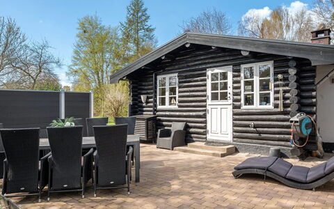 Gunnhild - 500M from the Sea: Meubilair, Interieur Ontwerp, Flooring, Hout, Verdieping, Plafond, Houten Vloer, Stoel, Tafel, Verlichting