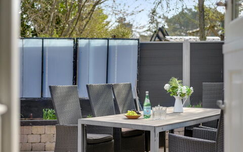 Gunnhild - 500M from the Sea: Meubilair, Interieur Ontwerp, Flooring, Hout, Verdieping, Plafond, Houten Vloer, Stoel, Tafel, Verlichting