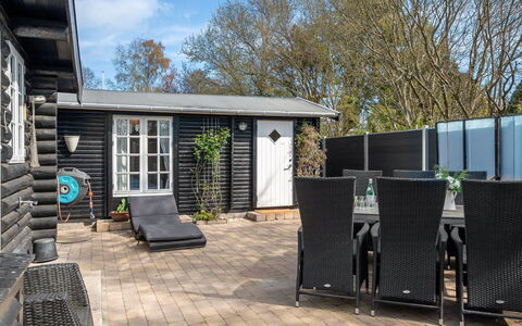 Gunnhild - 500M from the Sea: Meubilair, Interieur Ontwerp, Flooring, Hout, Verdieping, Plafond, Houten Vloer, Stoel, Tafel, Verlichting