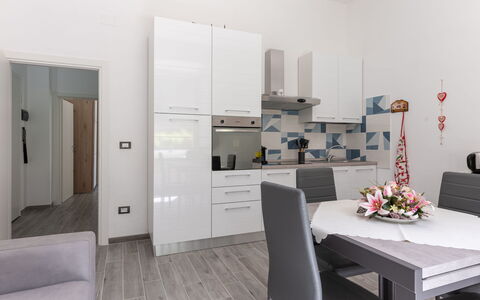 Sanda: Meubilair, Tafel, Comfort, Gebouw, Interieur Ontwerp, Cabinetry, Kamerplant, Flooring, Verdieping, Bankstel