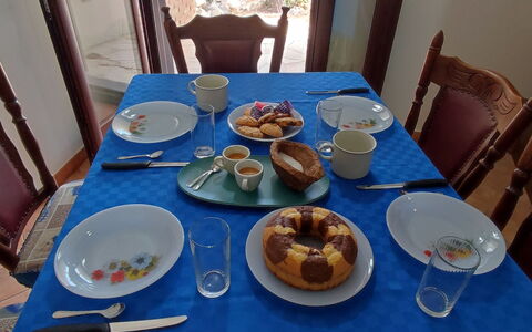 Relax: Voedsel, Tafel, Tableware, Meubilair, Dishware, Stoel, Bord, Kop, Drinkware, Ingrediënt