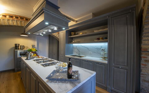 Bella Di Panzano: Cabinetry, Countertop, Eigendom, Kraan, Wastafel, Keuken, Gebouw, Hout, Fornuis, Flooring