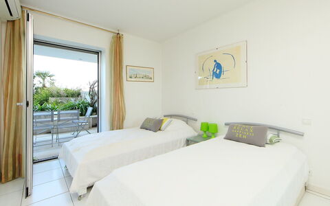 Cannes 615: Slaapkamer, Kamer, Eigendom, Meubilair, Bed, Laken, Interieur Ontwerp, Gebouw, Onroerend Goed, Bedding
