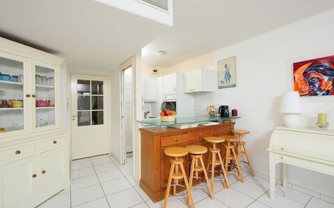 Cannes 615: Eigendom, Kamer, Meubilair, Onroerend Goed, Interieur Ontwerp, Gebouw, Huis, Plafond, Verdieping, Tafel