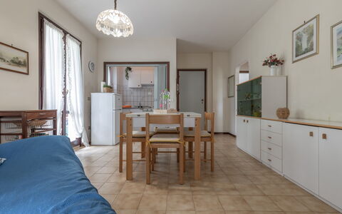 Conero Garden Apartment: Tafel, Fotolijst, Meubilair, Deur, Cabinetry, Stoel, Hout, Gebouw, Lade, Flooring