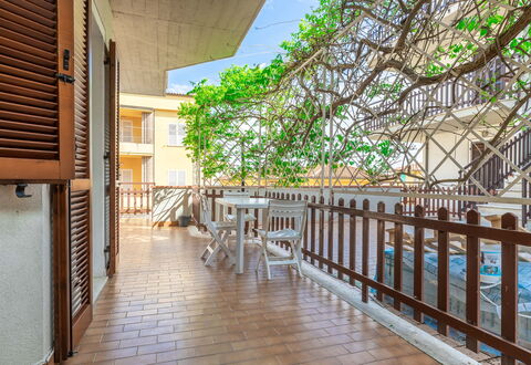 Conero Garden Apartment: Eigendom, Hout, Fabriek, Verdieping, Onroerend Goed, Gebouw, Boom, Hardwood, Flooring, Schaduw