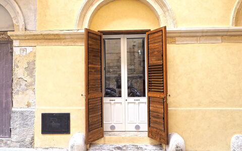 Corte Tiso: Gebouw, Deur, Venster, Hout, Metselwerk, Home Deur, Huis, Steen, Facade