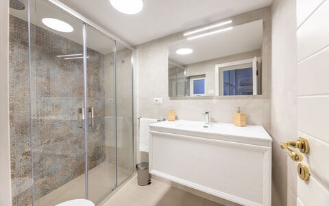 Corte Tiso: Loodgieterswerkinrichting, Kraan, Gebouw, Badkamer, Venster, Interieur Ontwerp, Spiegel, Wastafel, Loodgieter