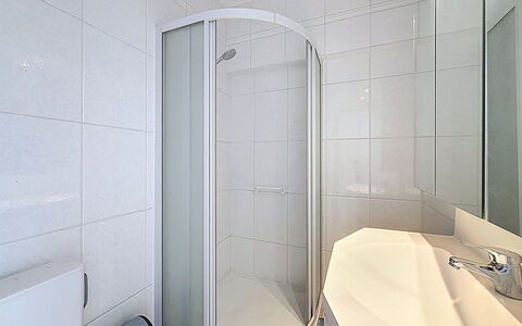 Blankenberge 152: Flooring, Interieur Ontwerp, Verdieping, Plafond, Kamer, Loodgieterswerkinrichting, Badkamer, Appartement, Douche, Loodgieter
