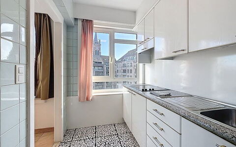 Blankenberge 152: Flooring, Keuken, Countertop, Interieur Ontwerp, Verdieping, Appartement, Major Appliance, Cabinetry, Toestel Van De Keuken, Loodgieterswerkinrichting