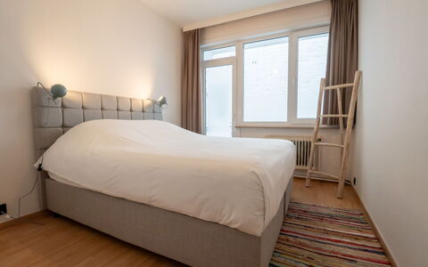 Blankenberge 152: Meubilair, Comfort, Gebouw, Hout, Venster, Bed Frame, Verlichting, Schaduw, Architectuur